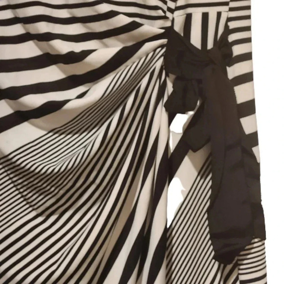 Tahari black & white sleeveless dress w/ gold zippered back Size 8 - Picture 6 of 7